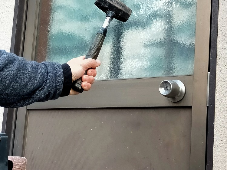 家に押し入る強盗