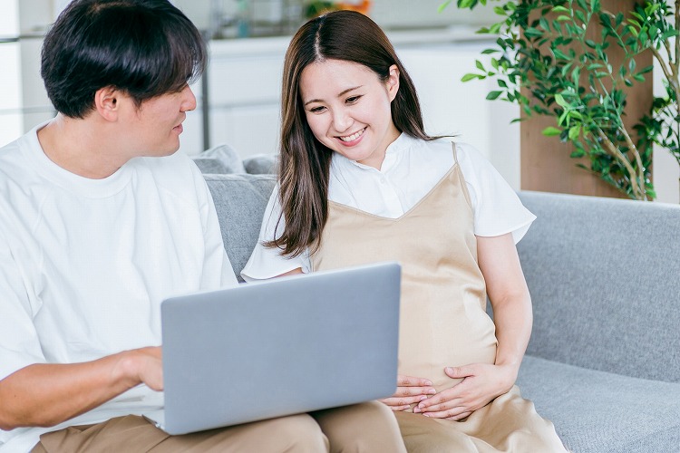 ハウスメーカーを選ぶ夫婦