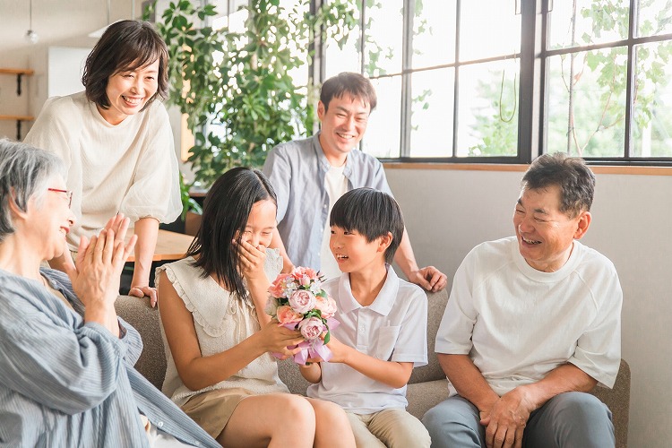 家族がリビングにいる