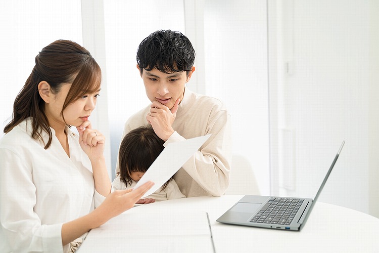 住宅ローンで悩む夫婦