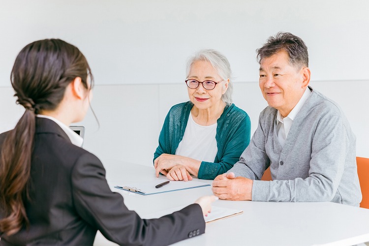 平屋を検討する夫婦