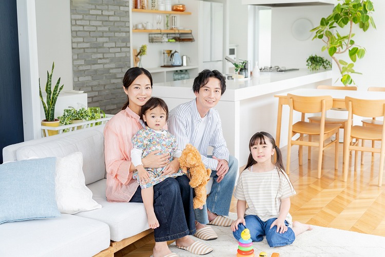 家族で床暖房のあるリビングで過ごす