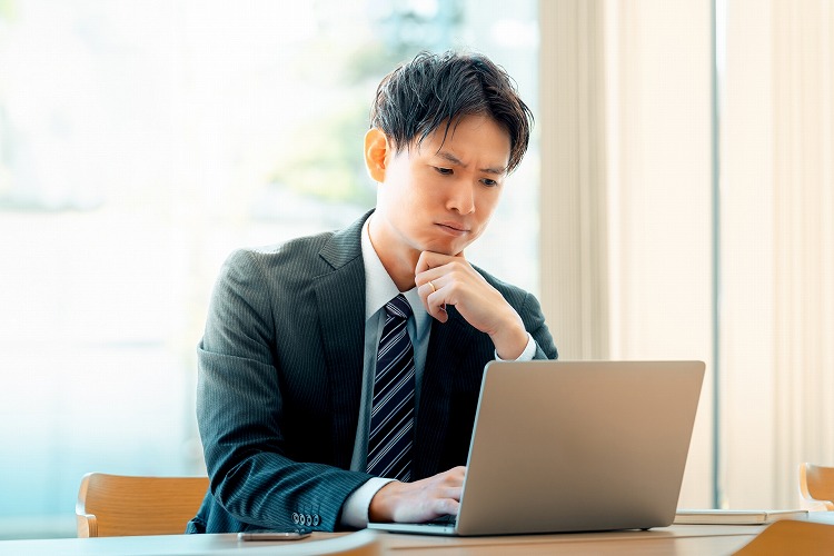 悩む男性