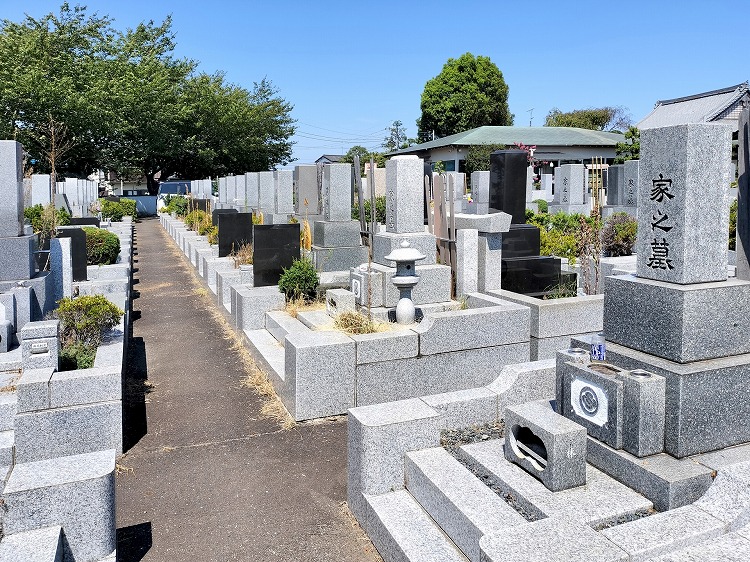 墓地の近くの家