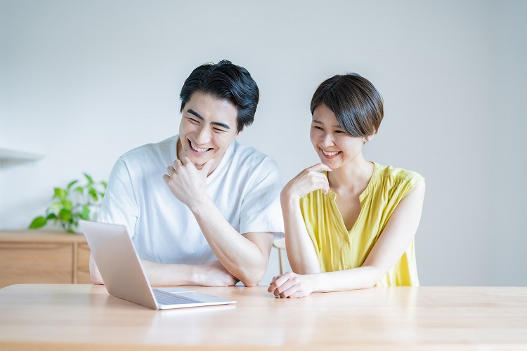 ヤマト住建の口コミを見る夫婦