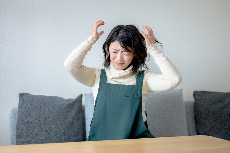 新築の家で体調を壊す女性