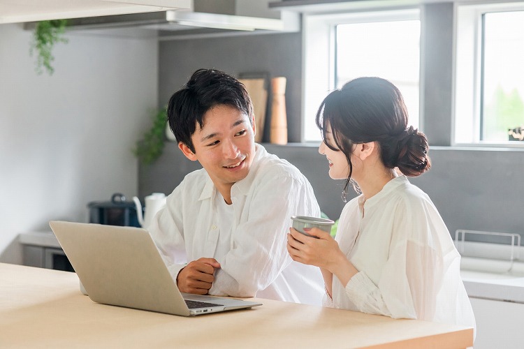 家の見積もりを取る夫婦