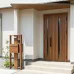 タマホームの玄関ドアを比較｜LIXILとYKKAPの違いや断熱性能・防犯対策
